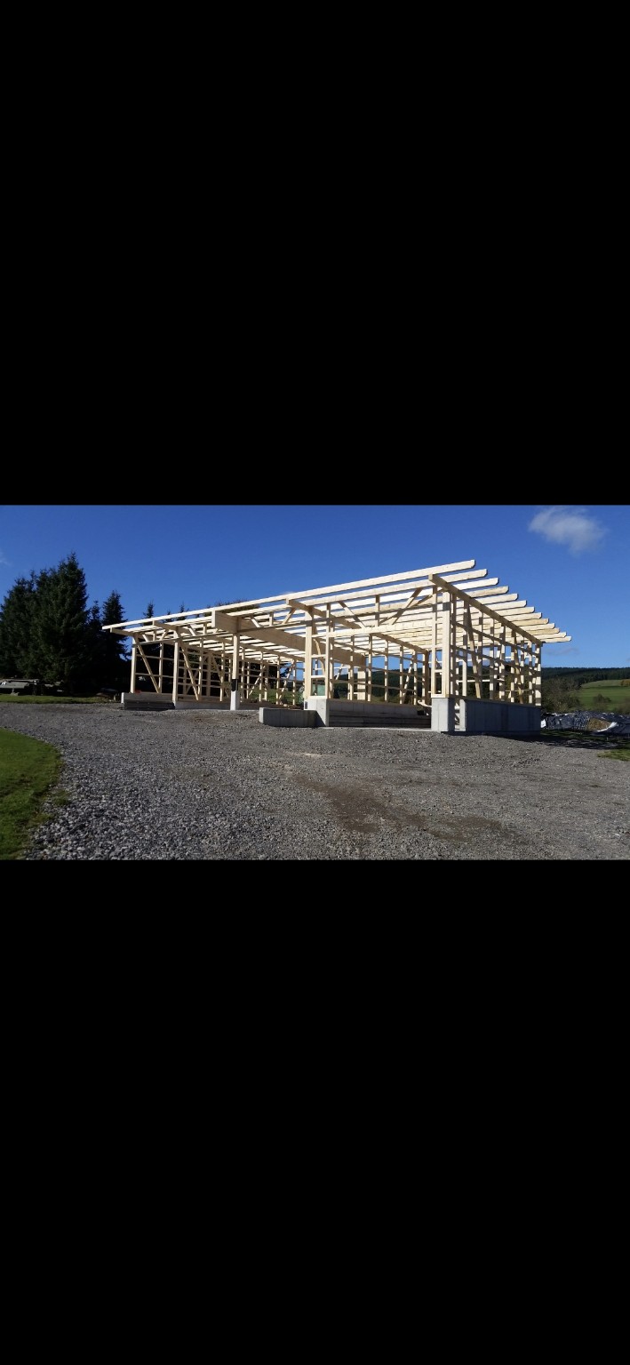 Holzkonstruktion des Stallgebäudes mit Remise in Bad Laasphe während der Bauphase